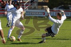 VFB Friedrichshofen : ST  Scheyern Waldemar Stengler (Friedrichshofen) versucht den Torwart von Scheyern Marco Klerndenst zu überwinden