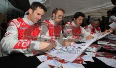 Audi Piazza - Le Mans Sieger 2010 - Autogrammstunde für Audi Mitarbeiter - Die Sieger von links Romain Dumas Timo Bernhard und Mike Rockenfeller