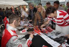 Audi Piazza - Le Mans Sieger 2010 - Autogrammstunde für Audi Mitarbeiter - Sieger Romain Dumas