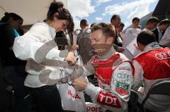 Audi Piazza - Le Mans Sieger 2010 - Autogrammstunde für Audi Mitarbeiter - Allan McNISH gibt ein Autogramm auf die Audi Fahne