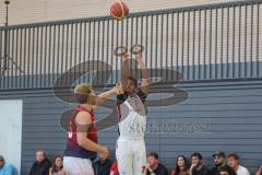 Basketball Bayernliga Herren - Saison 2026/27 - PSV Ingolstadt - TSV Milbertshofen - Abellan Aleman Pedro weiss Ingolstadt - Janovsky Nicolas rot Milbertshofen - Foto: Meyer Jürgen
