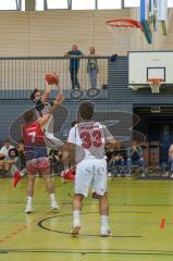 Basketball Bayernliga Herren - Saison 2026/27 - PSV Ingolstadt - TSV Milbertshofen - Abellan Aleman Pedro weiss Ingolstadt - Dahm Marian rot Milbertshofen - Foto: Meyer Jürgen