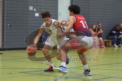 Basketball Bayernliga Herren - Saison 2026/27 - PSV Ingolstadt - TSV Milbertshofen - Petrovic Noel Dian weiss Ingolstadt - Göbel Fabian rot Milbertshofen - Foto: Meyer Jürgen