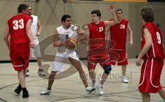 Basketball - MTV Ingolstadt - BG Leitershofen - mitte 31 T. Mayer versucht zu verteidigen