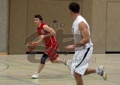 Basketball - MTV Ingolstadt - BG Leitershofen - T. Mayer schnappt sich den Ball und läuft solo zum Korb