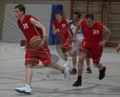 Basketball - MTV Ingolstadt - Friedberg - Captain 28 T. Mayer versucht einen Angriff