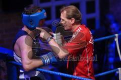 Ingolstädter Boxnacht - Fronte79 - Box-Club Ingolstadt vs. Auswahl München - Trainer Georg gibt Anweisung an Alexander Tschernow