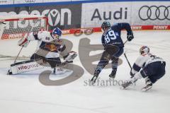 DEL; Playoffs; ERC Ingolstadt - EHC Redbull München; Torchance verpasst Keating Austen (89 ERC) Torwart Wolf Simon (25 RBM) Hirose Taro (17 RBM) wirft sich rein