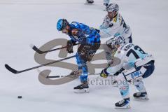 DEL; ERC Ingolstadt - Dresdner Eislöwen; Zweikampf Kampf um den Puck Bormuth Robin (32 FCS) Korte Connor (73 DDE)