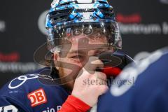Penny DEL - Pre-Playoff - Spiel 2 - Eishockey - Saison 2021/22 - ERC Ingolstadt - Kölner Haie - Traurige Gesichter nach dem ausscheiden - Chris Bourque (#77 ERCI) weint an der Spielerbank -  Foto: Jürgen Meyer