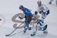 DEL; ERC Ingolstadt - Dresdner Eislöwen; Zweikampf Kampf um den Puck Bormuth Robin (32 FCS) Korte Connor (73 DDE)