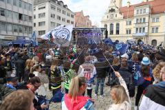 ERC Ingolstadt - Vizemeisterschaftsfeier am Rathausplatz - Saison 2022/2023 - Fans am Rathausplatz - Banner - Choreo - Die Mannschaft auf der Bühne - - Foto: Meyer Jürgen