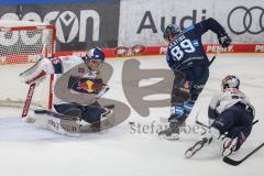 DEL; Playoffs; ERC Ingolstadt - EHC Redbull München; Torchance verpasst Keating Austen (89 ERC) Torwart Wolf Simon (25 RBM) Hirose Taro (17 RBM) wirft sich rein
