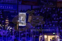 DEL; ERC Ingolstadt - Dresdner Eislöwen; Ehrung Thomas Greilinger (39 ERC) mit seinen Söhnen. Die Trikotnummer 39 wird für immer unter das Dach der Saturn Arena gehängt und nicht mehr vergeben