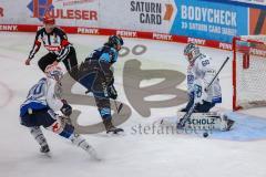 DEL - ERC Ingolstadt - Schwenninger Wild Wings - Wojciech Stachowiak (19 - ERC) vor Torwart Joacim Eriksson (SW) knapp vorbei
