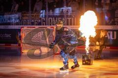 DEL; ERC Ingolstadt - Dresdner Eislöwen; vor dem Spiel Einmarsch durch den Pantherkopf,  Feuer, Krauß Johannes (16 ERC)