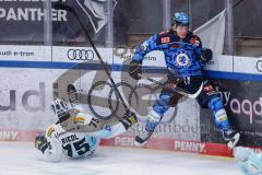 DEL; ERC Ingolstadt - Dresdner Eislöwen; Zweikampf Kampf um den Puck Hauf Luca (85 ERC) Riedl Bruno (75 DDE)