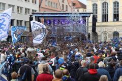 ERC Ingolstadt - Vizemeisterschaftsfeier am Rathausplatz - Saison 2022/2023 - Fans am Rathausplatz - Banner - Choreo - Die Mannschaft auf der Bühne - Foto: Meyer Jürgen