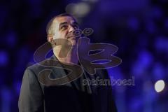 DEL; ERC Ingolstadt - Dresdner Eislöwen; Ehrung Thomas Greilinger (39 ERC) mit seinen Söhnen. Die Trikotnummer 39 wird für immer unter das Dach der Saturn Arena gehängt und nicht mehr vergeben