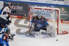 DEL; Playoffs; ERC Ingolstadt - EHC Redbull München; Torwart Williams Devin (31 ERC) Puck