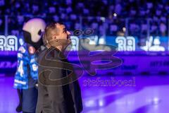 DEL; ERC Ingolstadt - Dresdner Eislöwen; Ehrung Thomas Greilinger (39 ERC) mit seinen Söhnen. Die Trikotnummer 39 wird für immer unter das Dach der Saturn Arena gehängt und nicht mehr vergeben