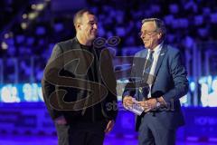 DEL; ERC Ingolstadt - Dresdner Eislöwen; Ehrung Thomas Greilinger (39 ERC) mit seinen Söhnen, ERC-Geschäftsführer Claus Liedy