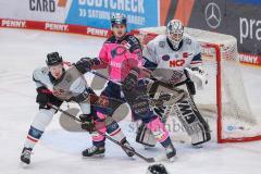 DEL - ERC Ingolstadt - Nürnberg Ice Tigers; Jerome Flaake (90 - ERC) Torwart Niklas Treutle (Nr.31 - Nürnberg Ice Tigers) Ryan Stoa (Nr.13 - Nürnberg Ice Tigers)