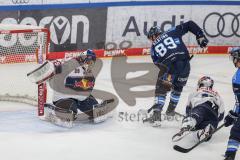 DEL; Playoffs; ERC Ingolstadt - EHC Redbull München; Torchance verpasst Keating Austen (89 ERC) Torwart Wolf Simon (25 RBM) Hirose Taro (17 RBM) wirft sich rein