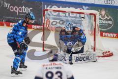 DEL; Playoffs; ERC Ingolstadt - EHC Redbull München; Torwart Williams Devin (31 ERC) sicher Ellis Morgan (4 ERC) Kastner Maximilian (93 RBM)