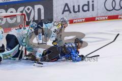 DEL; ERC Ingolstadt - Dresdner Eislöwen; Zweikampf Kampf am Tor Agostino Kenny (11 ERC) Suvanto David (33 DDE) Torwart Schwendener Janick ( DDE)