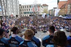 ERC Ingolstadt - Vizemeisterschaftsfeier am Rathausplatz - Saison 2022/2023 - Fans am Rathausplatz - Banner - Choreo - Die Mannschaft auf der Bühne - - Foto: Meyer Jürgen