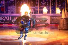 DEL; ERC Ingolstadt - Dresdner Eislöwen; vor dem Spiel Einmarsch durch den Pantherkopf,  Feuer, Keating Austen (89 ERC)