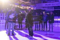 DEL; ERC Ingolstadt - Dresdner Eislöwen; Ehrung Thomas Greilinger (39 ERC). Die Trikotnummer 39 wird für immer unter das Dach der Saturn Arena gehängt und nicht mehr vergeben. Rede zu den Fans