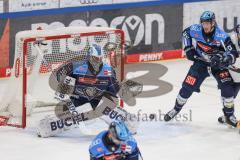 DEL; Playoffs; ERC Ingolstadt - EHC Redbull München; Torwart Brochu Brett (36 ERC) Preto Philipp (95 ERC)