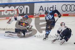 DEL; Playoffs; ERC Ingolstadt - EHC Redbull München; Torchance verpasst Keating Austen (89 ERC) Torwart Wolf Simon (25 RBM) Hirose Taro (17 RBM) wirft sich rein
