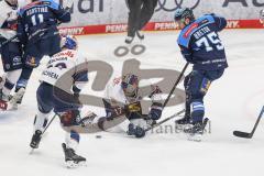 DEL; Playoffs; ERC Ingolstadt - EHC Redbull München; Breton Alex (75 ERC) scheitert an Hirose Taro (17 RBM) DeSousa Chris (82 RBM)