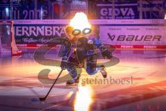 DEL; ERC Ingolstadt - Dresdner Eislöwen; vor dem Spiel Einmarsch durch den Pantherkopf,  Feuer, Spornberger Peter (50 ERC)