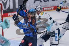 DEL; ERC Ingolstadt - Dresdner Eislöwen; Zweikampf Girduckis Abbott (17 ERC) Hammond Tariq (25 DDE)