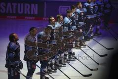 Eishockey - Saison 2022/23 - Finale - ERC Ingolstadt - Red Bull München - Die Mannschaft bei der Nationalhymne - Foto: Ralf Lüger