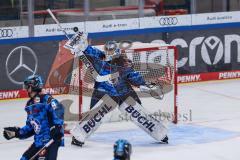 DEL; ERC Ingolstadt - Dresdner Eislöwen; Torwart Brochu Brett (36 ERC) wehr Puck ab Powell Myles (9 ERC)