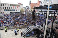 ERC Ingolstadt - Vizemeisterschaftsfeier am Rathausplatz - Saison 2022/2023 - Fans auf dem Rathausplatz - Foto: Meyer Jürgen