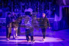 DEL; ERC Ingolstadt - Dresdner Eislöwen; Ehrung Thomas Greilinger (39 ERC) Christoph Gawlik wird begrüßt