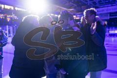 DEL; ERC Ingolstadt - Dresdner Eislöwen; Ehrung Thomas Greilinger (39 ERC). Die Trikotnummer 39 wird für immer unter das Dach der Saturn Arena gehängt und nicht mehr vergeben. Freude mit seinen ehemaligen Mannschaftskollegen Gawlik Köppchen Retzer Bouchar