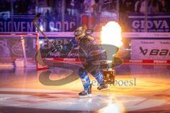 DEL; ERC Ingolstadt - Dresdner Eislöwen; vor dem Spiel Einmarsch durch den Pantherkopf,  Feuer, Breton Alex (75 ERC)