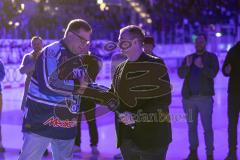 DEL; ERC Ingolstadt - Dresdner Eislöwen; Ehrung Thomas Greilinger (39 ERC). Die Trikotnummer 39 wird für immer unter das Dach der Saturn Arena gehängt und nicht mehr vergeben. Rede zu den Fans, Stadionsprecher Johannes Langer