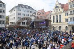 ERC Ingolstadt - Vizemeisterschaftsfeier am Rathausplatz - Saison 2022/2023 - Die Frauenmannschaft auf der Bühne - Fans - Foto: Meyer Jürgen