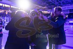 DEL; ERC Ingolstadt - Dresdner Eislöwen; Ehrung Thomas Greilinger (39 ERC). Die Trikotnummer 39 wird für immer unter das Dach der Saturn Arena gehängt und nicht mehr vergeben. Freude mit seinen ehemaligen Mannschaftskollegen Gawlik Köppchen Retzer Bouchar