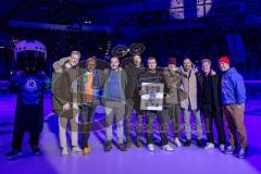 DEL; ERC Ingolstadt - Dresdner Eislöwen; Ehrung Thomas Greilinger (39 ERC). Die Trikotnummer 39 wird für immer unter das Dach der Saturn Arena gehängt und nicht mehr vergeben. Mit den ehemaligen Mannschaftskollegen u.a. Gawlik Köppchen Retzer Bouchard Kla