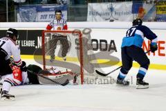 CHL - Champions Hockey League 2015 - ERC Ingolstadt - Frölunda HC - Petr Taticek (ERC 17) schießt ein das 4:2. Torhüter Johan Gustafsson kommt zu spät. Foto: Adalbert Michalik