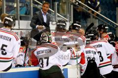 CHL - Champions Hockey League 2015 - ERC Ingolstadt - Frölunda HC - Trainer Roger Rönnberg wirkt auf seine Mannschaft ein. Foto: Adalbert Michalik